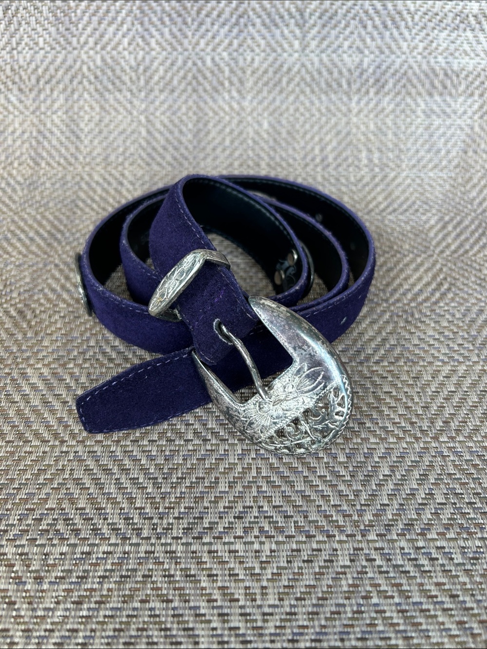 Women’s purple Suede Western Belt w/ Embossed Silver Buckle Sz 28 Made in Italy
